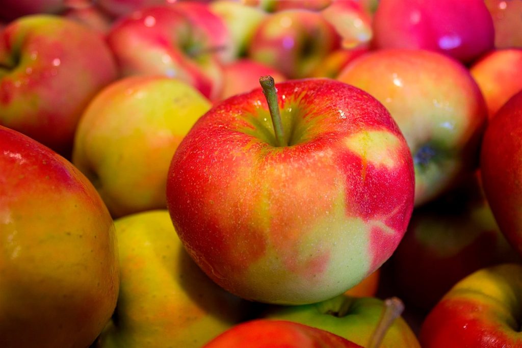 Microwave-baked apples in ten minutes