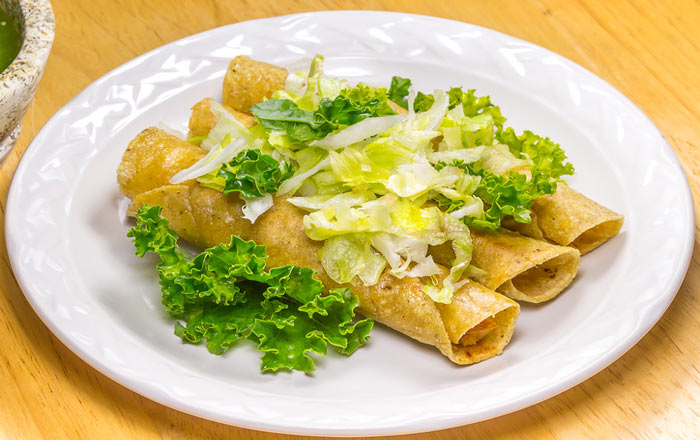 Tacos dorados de pollo Receta mexicana fácil /MX