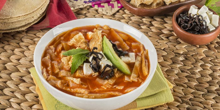 Sopa azteca con chile pasilla. Receta fácil