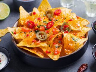 Botana de totopos. Receta mexicana fácil