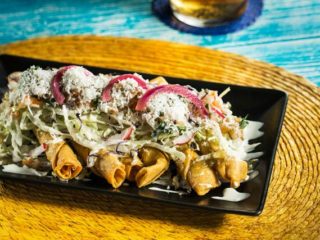 Flautas de carne. Receta mexicana fácil