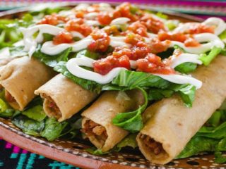 Flautas de frijoles. Receta mexicana