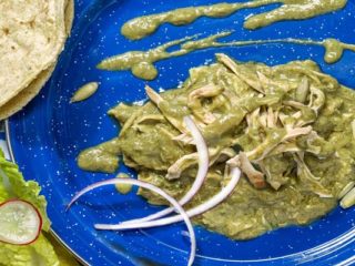 Pollo deshebrado en mole verde. Receta fácil