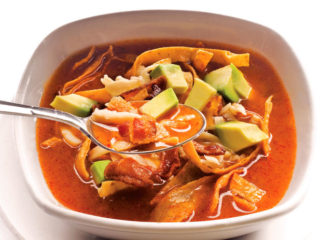 Sopa de tortilla con pollo. Receta fácil