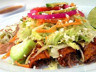 Enchiladas de flor de jamaica. Receta fácil