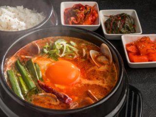 Huevos en cazuela con nopales. Receta fácil