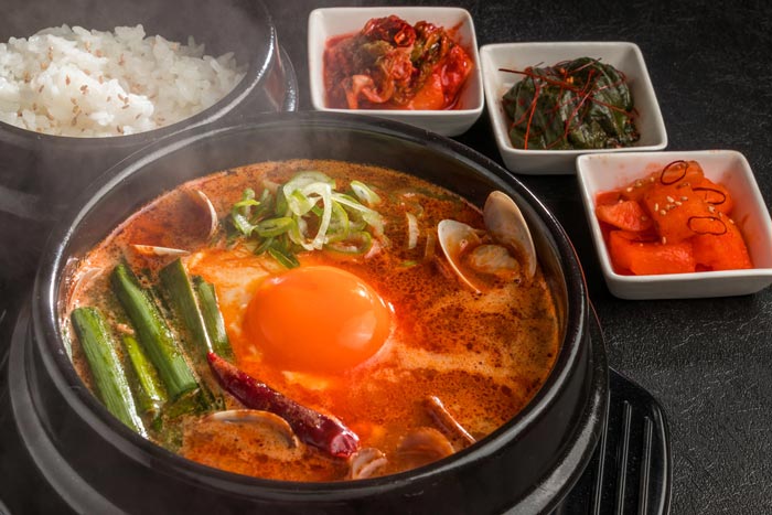 Huevos en cazuela con nopales. Receta fácil