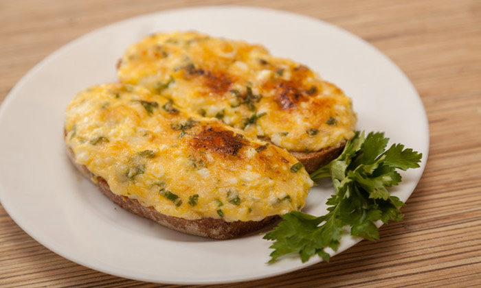 Molletes con huevos. Receta mexicana