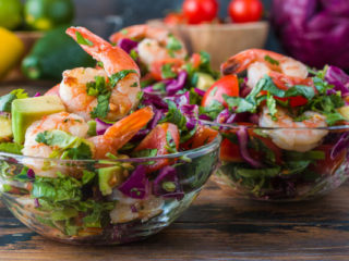 Ceviche de camarón con cóctel de tomate. Receta fácil
