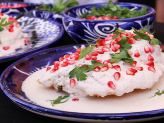 Chiles en nogada capeados. Receta mexicana
