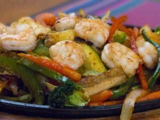 Fajitas de camarón. Receta mexicana