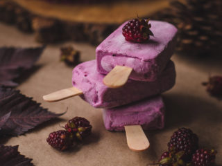 Paletas heladas de frutos rojos. Receta fácil