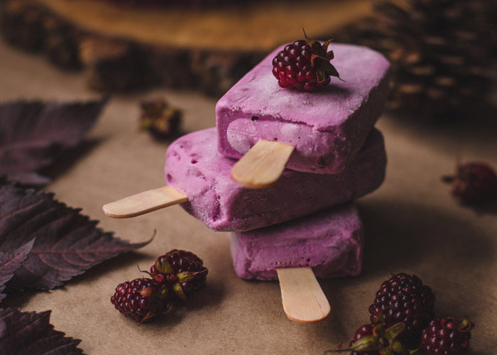 Paletas heladas de frutos rojos. Receta fácil