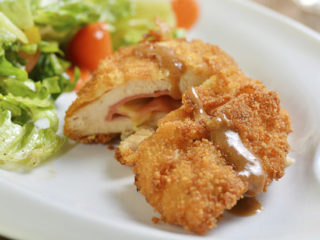 Pechugas rellenas empanizadas. Receta fácil
