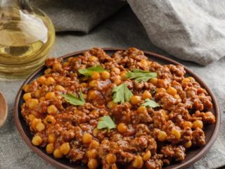 Picadillo con garbanzos. Receta mexicana