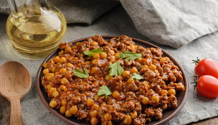 Picadillo con garbanzos. Receta mexicana