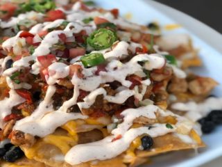 Totopos con carne y frijoles. Receta fácil