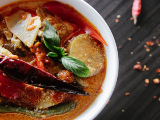 Bisteces rojos con papa. Receta sencilla
