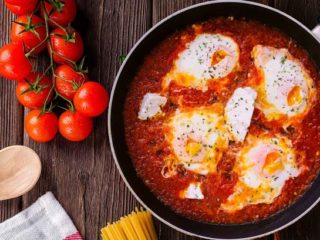 Huevos rancheros con salsa de tomate y pasilla. Receta fácil