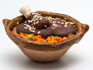 Mole rojo con guajolote. Receta tradicional
