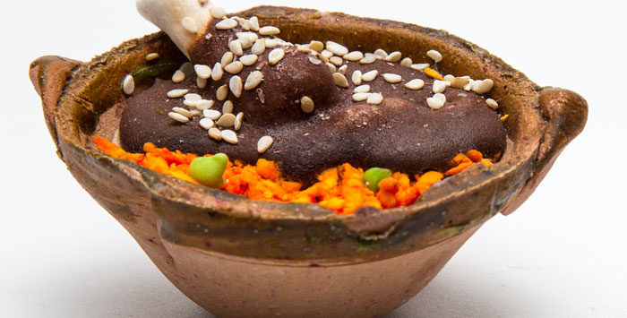 Mole rojo con guajolote. Receta tradicional