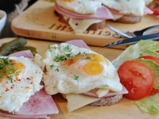 Molletes con huevos estrellados. Receta fácil