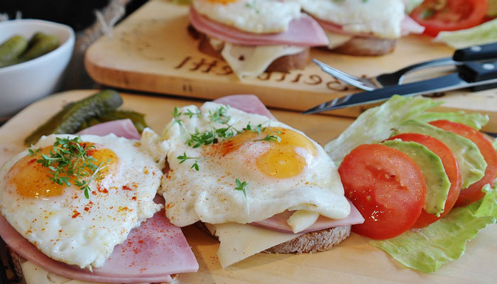 Molletes con huevos estrellados. Receta fácil
