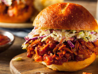 Bollos de tinga de pollo al chipotle. Receta fácil