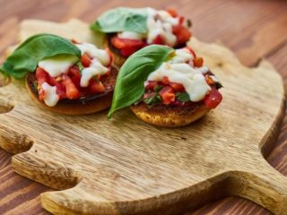 Champiñones rellenos con jitomate y queso. Receta fácil