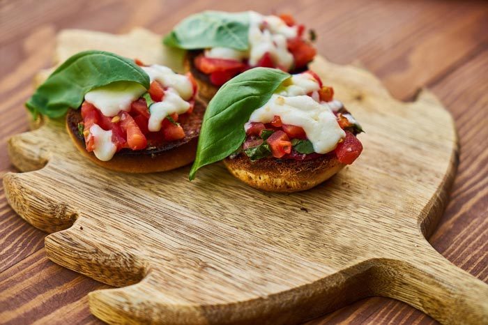 Champiñones rellenos con jitomate y queso. Receta fácil