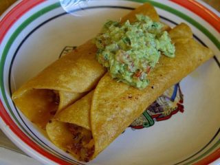 Flautas de papa y queso. Receta mexicana fácil