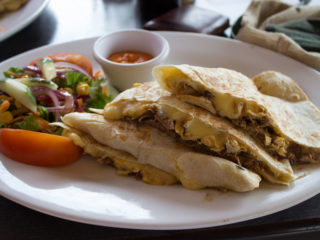 Quesadillas de tinga en salsa verde. Receta fácil