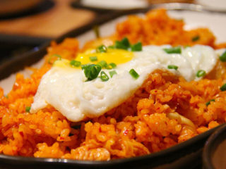 Sopa de arroz rojo con huevo frito. Receta sencilla
