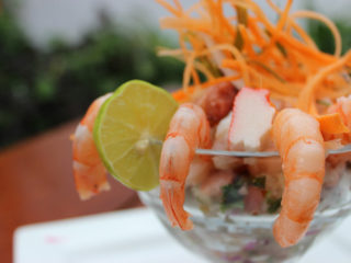 Ceviche de camarón y surimi. Receta fácil