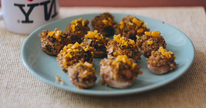 Champiñones rellenos con jamón y queso. Receta fácil