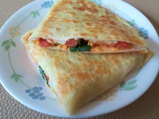 Quesadilla de 3 quesos con verduras. Receta fácil