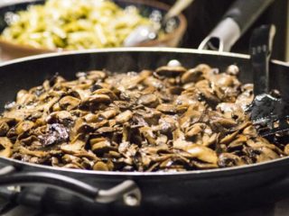 Alambre de champiñones. Receta mexicana