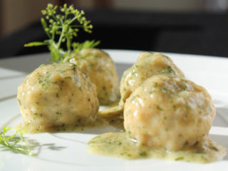 Albóndigas en salsa de queso. Receta sencilla