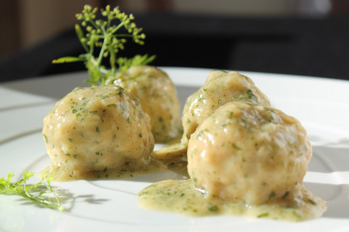 Albóndigas en salsa de queso. Receta sencilla