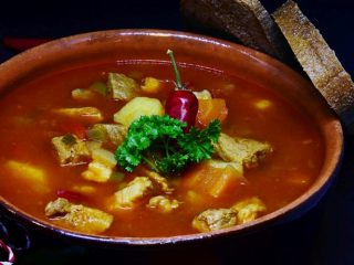 Caldo de res con memelitas de masa. Receta mexicana