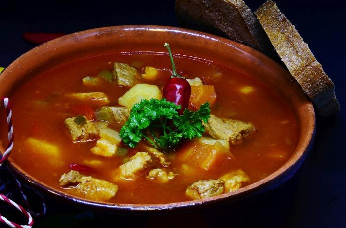 Caldo de res con memelitas de masa. Receta mexicana