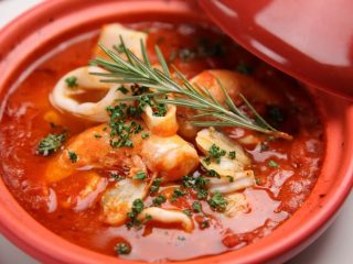 Pozole de mariscos. Receta sencilla