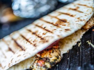 Quesadilla de camarón con queso. Receta fácil