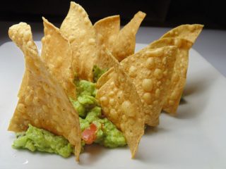 Nachos con guacamole y camarones. Receta fácil