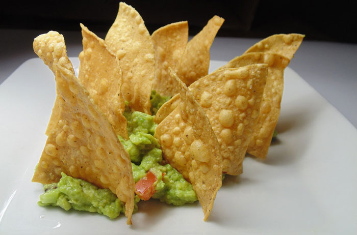 Nachos con guacamole y camarones. Receta fácil