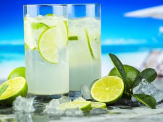 Agua loca de limón y mezcal. Receta fácil