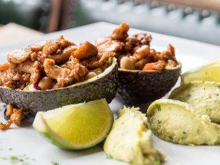 Aguacates rellenos de Pollo. Receta fácil