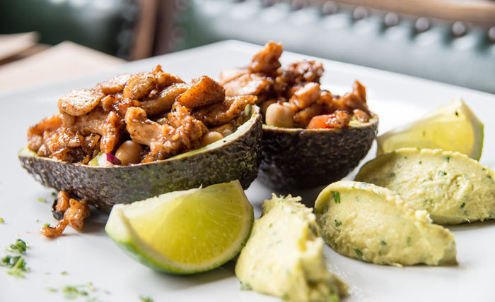 Aguacates rellenos de Pollo. Receta fácil