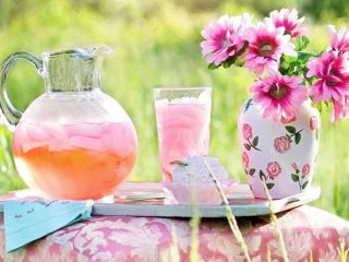 Limonada de pétalos de rosa. Receta fácil