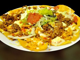 Nachos chilangos o estilo Ciudad de México. Receta mexicana